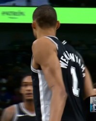 v站体育-又开始了！文班杀内线1打3左手拉杆上篮+两三分 连得8分打停比赛