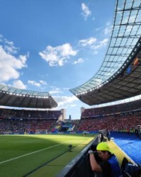 v体育-【帆看欧洲杯】飞舞中指的球迷，做不了网红的老记